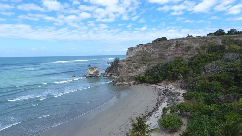 Pantai Watu Parunu, Pantai Sumba Yang Membuat Pengunjung&nbsp;Menunduk