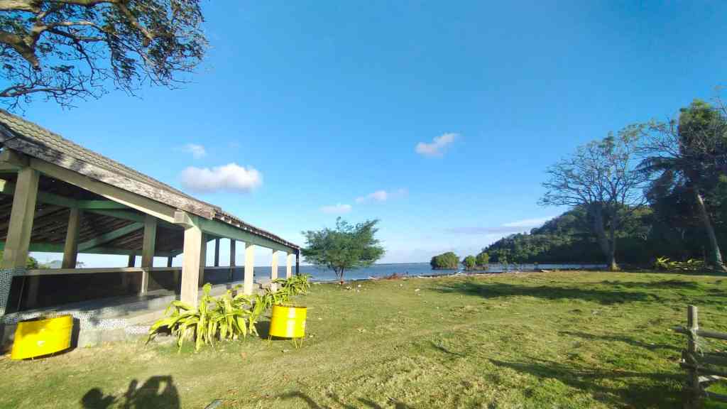 Pantai Kuburan Panjang / Jherat Lanjheng, Wisata Pantai Menawan dan Sejarah Makam Kuno di Bawean