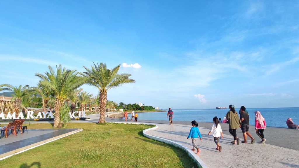 Pemandangan Menakjubkan dan Golden Sunset di Pantai Utama Raya Situbondo