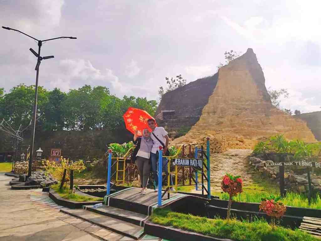 Istana Gunung Mas 27, Wisata Alam Unik dan Menarik Bekas Tambang Kapur di Lamongan