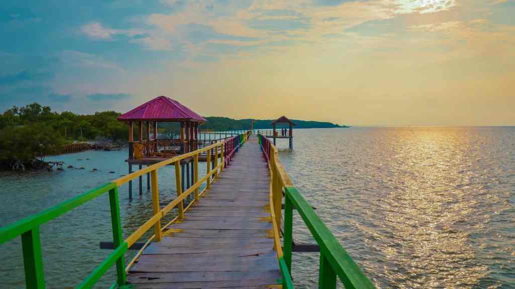 Pemandangan Langit Senja di Pantai Kutang Lamongan