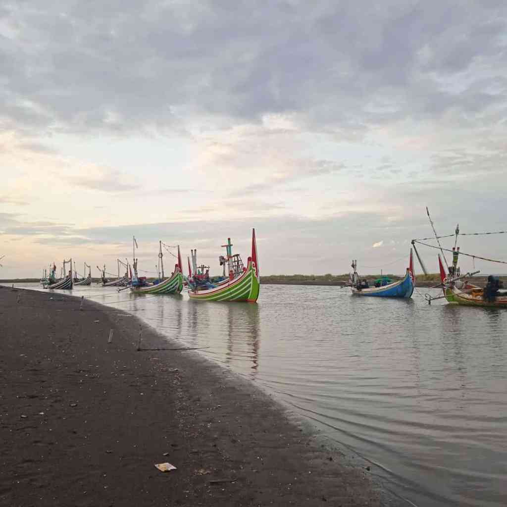 Pasir Hitam Menawan dan Pemandangan Indah di Pantai Tangsi Situbondo