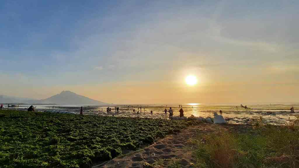 Pantai Berigeen Situbondo, Pesona Sunset dan Pemandangan Gunung Putri Tidur