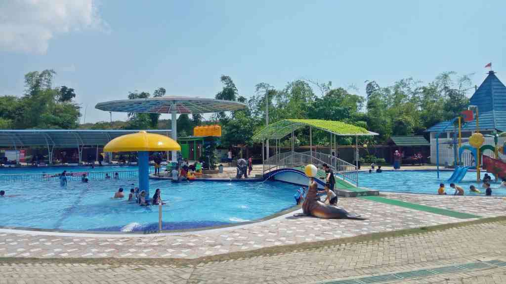 Wisata Air Seru dan Liburan Menyenangkan di Kolam Renang Refresh Lamongan