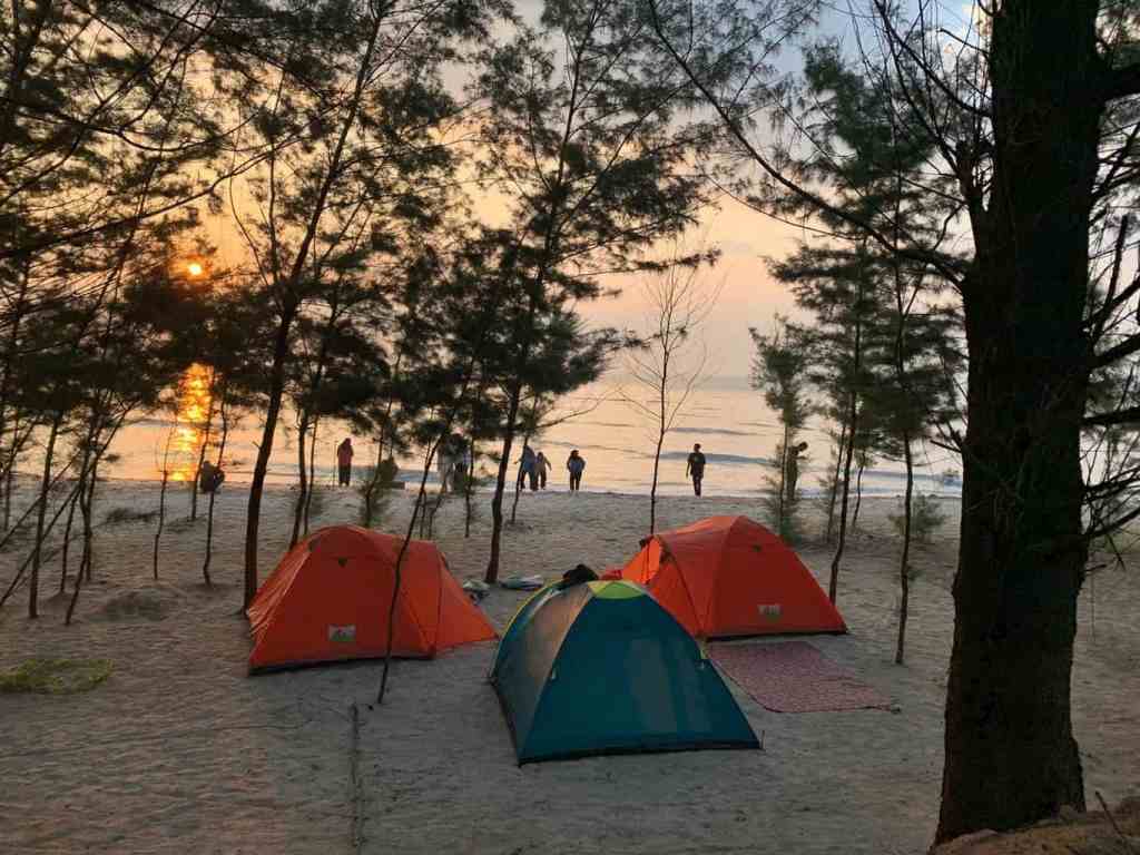 Camping dan Sajian Sunset Terbaik di Pantai Panduri Tuban